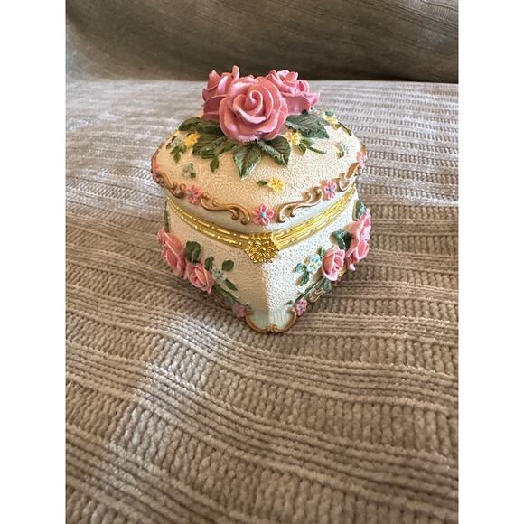 Heart Shaped Mirrored Trinket Box Garden Serenades Brahms Lullaby Heritage House - Picture 3 of 5